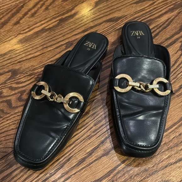 Z Zara Women’s 38/7.5 Slip On Loafer Faux Leather Shoe Large Gold Painted Chain - Picture 1 of 6